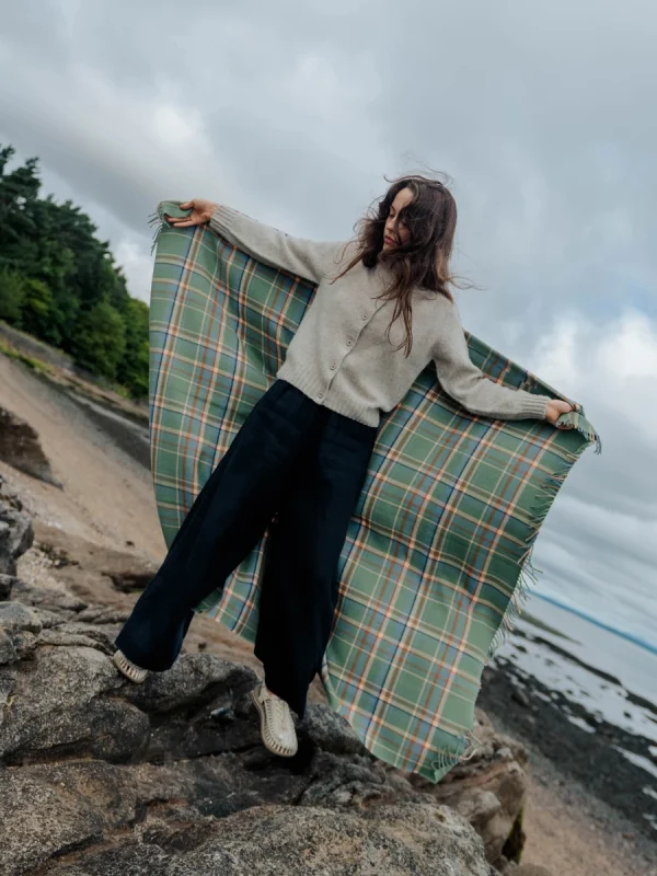 Highlands at Dawn Tartan Throw - Image 3